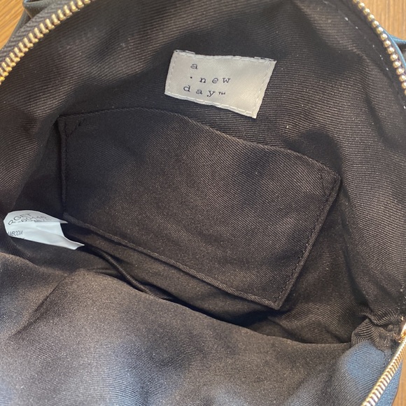 NWOT A NEW DAY Faux Leather Flower Ruffle Wristlet Bag - Picture 3 of 5